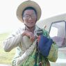 An elderly nomad with prayer wheel and rosary.