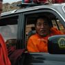 Khenpo Jikme Phutsok [mkhan po 'jigs med phun tshogs], the founder of the Larung Gar [bla rung gar] religious community, arriving in his car.