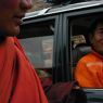 Khenpo Jikme Phutsok [mkhan po 'jigs med phun tshogs], the founder of the Larung Gar [bla rung gar] religious community, arriving in his car.