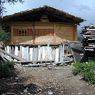 A house being built in the village of sPyi pa, in Kong po