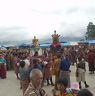 People crowded near by Gonpo and Gonmo to receive blessings