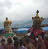 Man's changing dancers while some people gets blessings for Gonpo and Gonmo