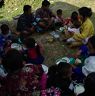 People having lunch at Nangkor Tsechu