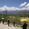 Walking the circumambulation around the marsh ('dam 'khor&#41 during Dharma Wheel festival near the lha klung btsan khang, 2005.