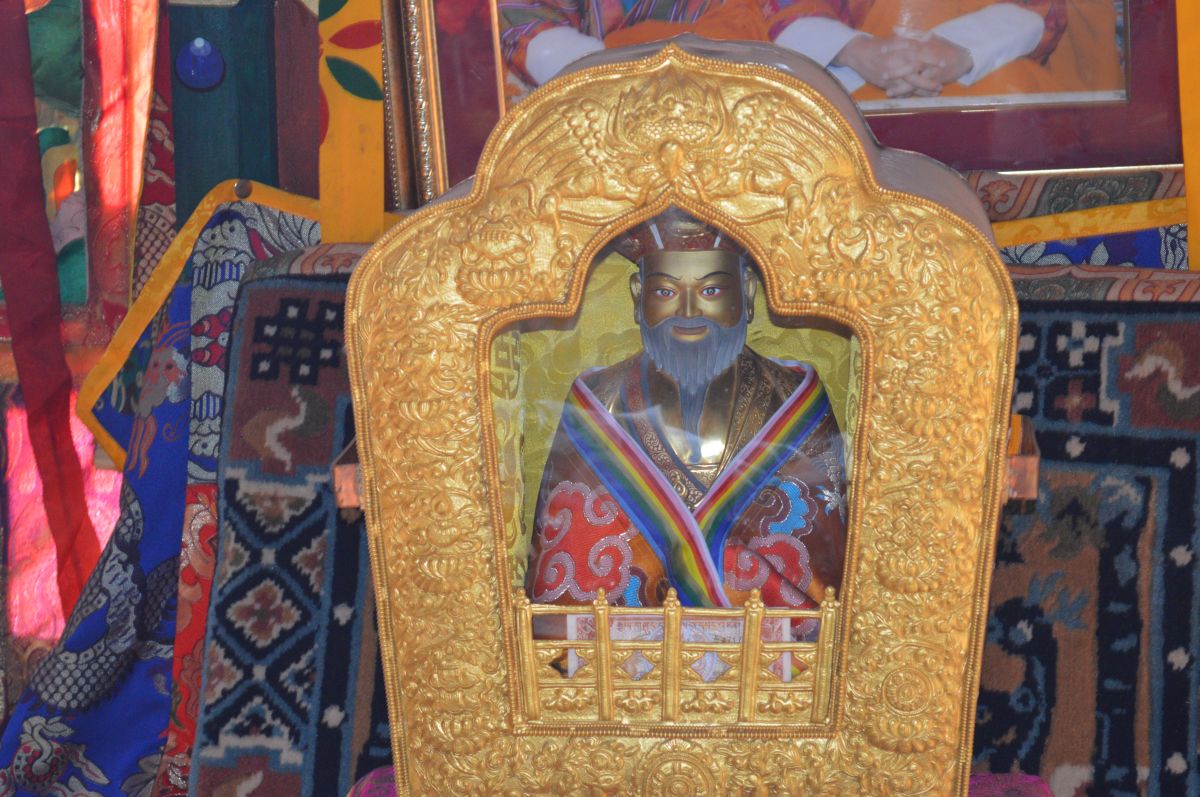 A statue of Zhabdrung Ngawang Namgyal kept in the gold plate window