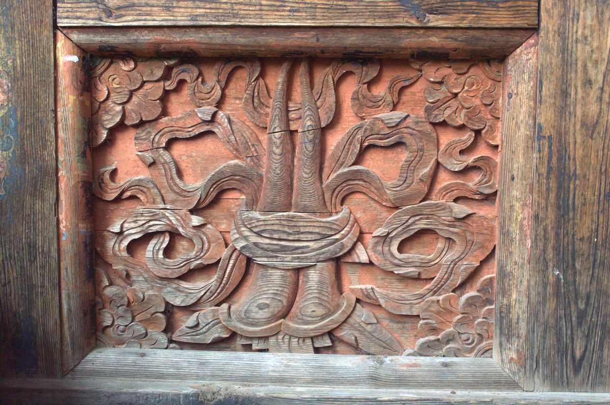 A traditional bhutanese wood carving on window frames. | Mandala ...